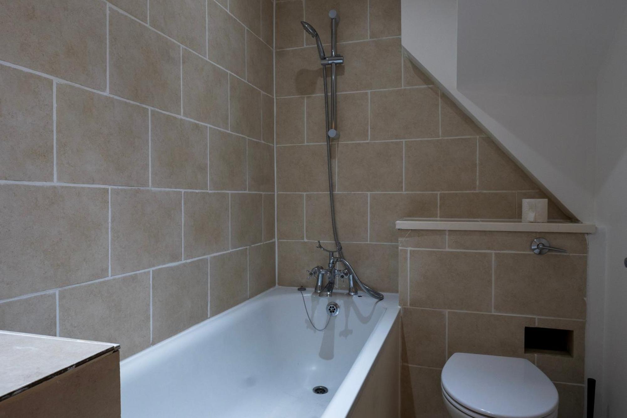 Apartamento 5c- Stylish Urban Retreat - Spacious 2 Bed Flat
