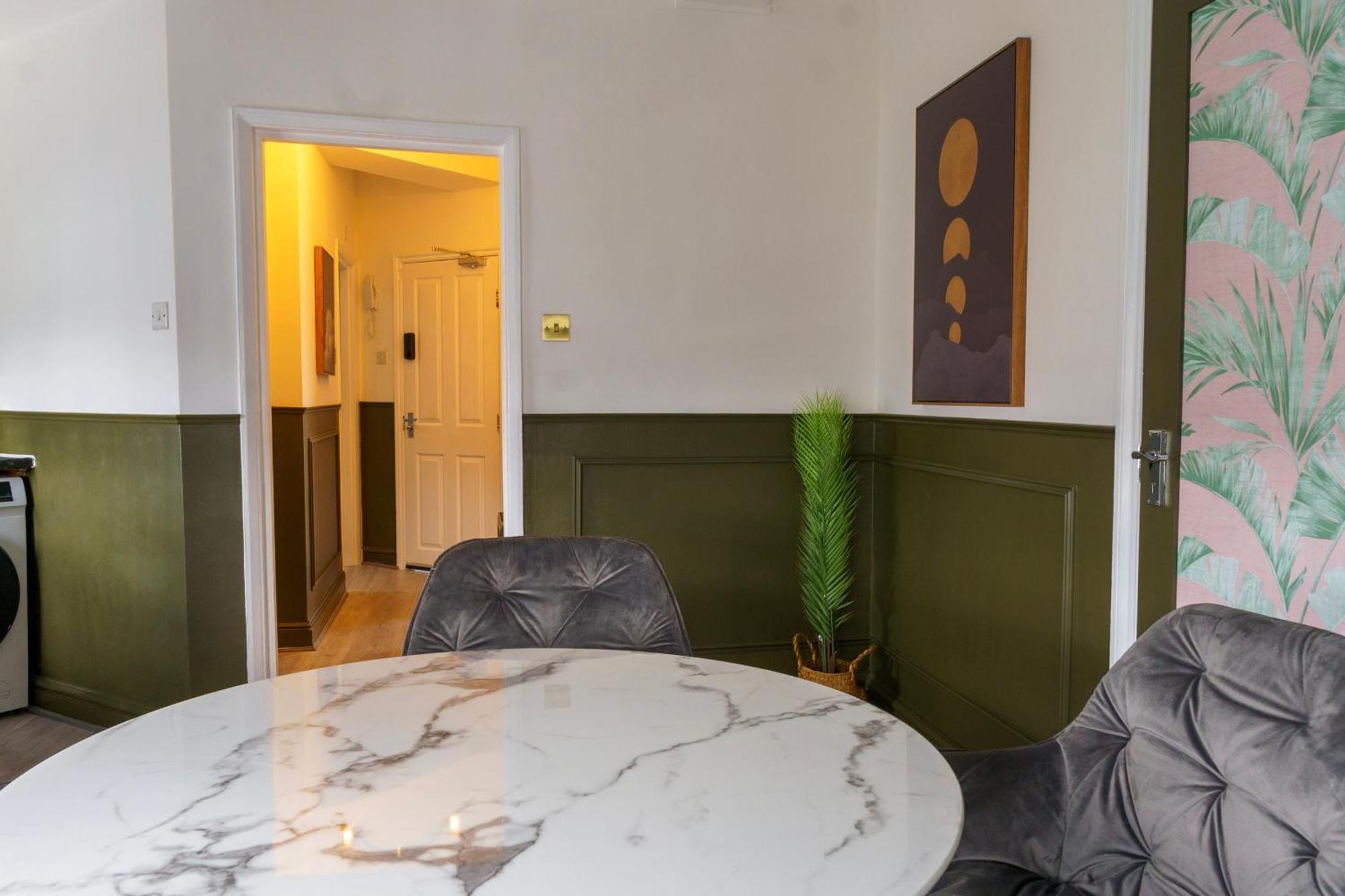 5c- Stylish Urban Retreat - Spacious 2 Bed Flat Лондон
